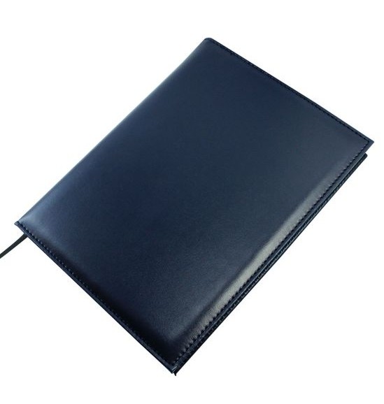 Agenda de escritorio vers�til, disponible en formatos semanal, diario y motivacional. Cuenta con una funda de material alazka y acabado cosido, elaboradas en papel bond de 75 gms y encuadernaci�n WIRE-O .