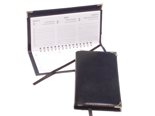 Agenda de bolsillo vers�til, disponible en formatos semanal 9x17cms. Cuenta con una funda de material alazka o quemante y acabado cosido, elaboradas en papel bond de 75 gms y encuadernaci�n WIRE-O 