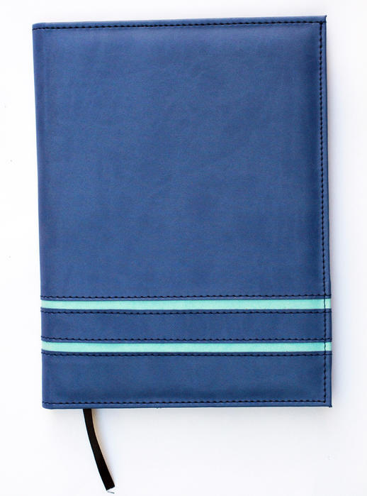  Agenda de escritorio vers�til, disponible en formatos semanal, diario y motivacional. Cuenta con una funda de material quemante y acabado cosido, elaboradas en papel bond de 75 gms y encuadernaci�n WIRE-O .