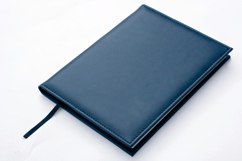  Agenda de escritorio vers�til, disponible en formatos semanal, diario y motivacional. Cuenta con una funda de material quemante y acabado cosido, elaboradas en papel bond de 75 gms y encuadernaci�n WIRE-O .