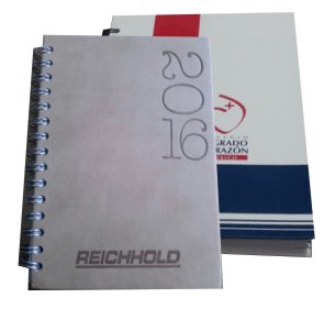 Cuaderno vers�til, disponible en formatos semanal, diario. Cuenta con una funda de material de cart�n r�gido forrado de una imagen impresa en papel couche, impresa en papel bond de 90 gms y encuadernaci�n WIRE-O .