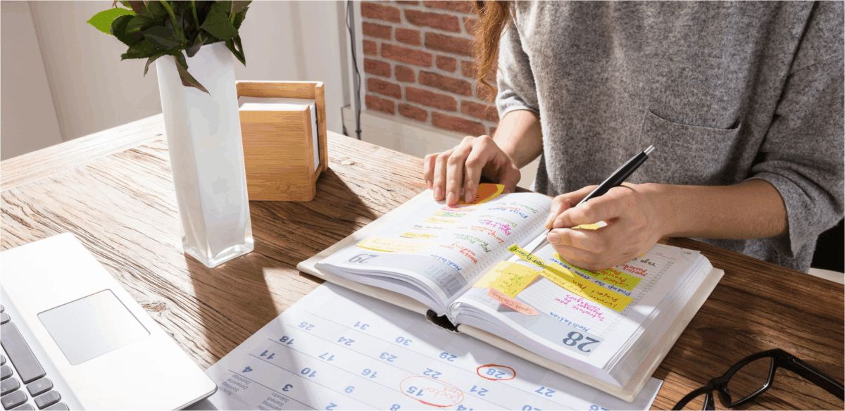 Agenda de escritorio vers�til, disponible en formatos semanal, diario y motivacional. Cuenta con una funda de material quemante o alazka y acabado cosido, impresa en papel bond de 75 gms y encuadernaci�n WIRE-O .